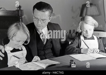 Vierlinge von Brücken der Zwei mit ihrem Vater, Deutsches Reich 1930er Jahre. Deux des quadruplets de Brücken avec leur père, de l'Allemagne 1930 Banque D'Images