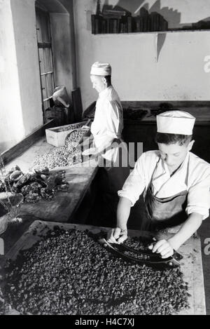 Mitarbeiter der Konditorei Gebr. Müller Liegnitz bei der Arbeit, Deutsches Reich 1930er Jahre. Les employés de la confiserie Bros. Müller Liegnitz au travail, de l'Allemagne 1930 Banque D'Images