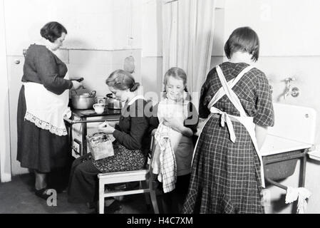 Mitglieder von kinderreichen Familie bei der Hausarbeit, Deutsches Reich 1930er Jahre. Membres d'une famille élargie de faire le ménage, de l'Allemagne 1930 Banque D'Images