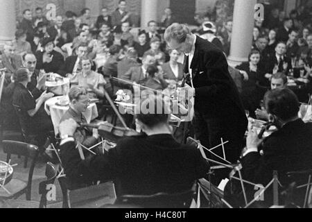 Orchesterleiter violoniste und der Barnabas von einem Konzert bei Geczy, Deutschland 1930 er Jahre. Violoniste et chef d'orchestre Barnabas von Geczy effectuant, Allemagne 1930 Banque D'Images