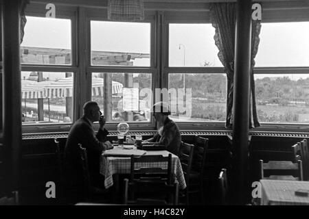 Ein Paar im Restaurant von Reichsautobahngaststätte, 1930er Jahre Deutschland. Un couple au restaurant d'un autoroute Reichsautobahn roadhouse, Allemagne 1930 Banque D'Images