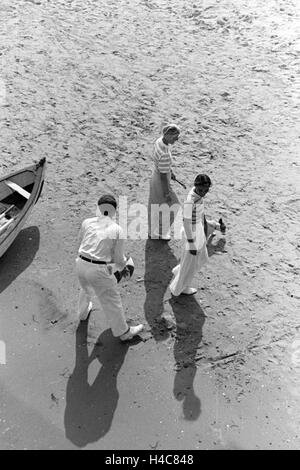 Urlauber am Strand an der Ostsee, Deutschland 1930 er Jahre. Les vacanciers sur la plage de la mer Baltique, Allemagne 1930 Banque D'Images