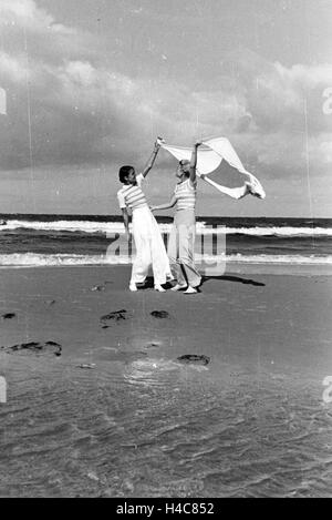 Eine Familie im Urlaub an der Ostsee, Deutsches Reich 1930er Jahre. Une famille en vacances sur la mer Baltique, Deutsches Reich 1930 Banque D'Images