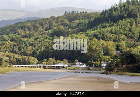 Penmaenpool pont à péage en bois traversant la rivière Mawddach, Parc National de Snowdonia, Gwynedd, au nord du Pays de Galles, Royaume-Uni Banque D'Images