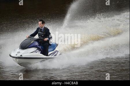 Le comédien Jimmy Carr rides un jet ski à Whitby Harbour comme Jeremy Clarkson's nouveau spectacle Le Grand Tour des films dans la ville balnéaire. Banque D'Images