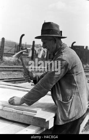 Handwerker bei der Arbeit, Witten, Deutsches Reich 1930er Jahre. Artisans travaillant, Witten, Allemagne 1930 Banque D'Images