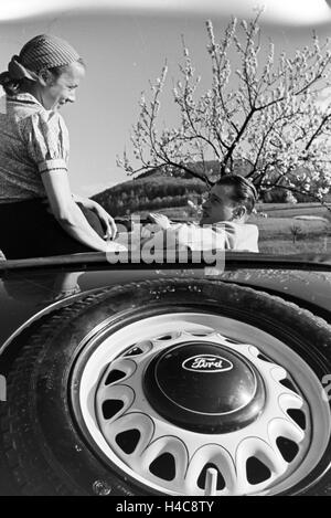 Ein Ausflug mit dem Ford Eifel, Deutsches Reich 1930er Jahre. Une excursion avec la Ford Eifel, Allemagne 1930 Banque D'Images