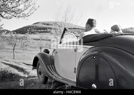 Ein Ausflug mit dem Ford Eifel, Deutsches Reich 1930er Jahre. Une excursion avec la Ford Eifel, Allemagne 1930 Banque D'Images