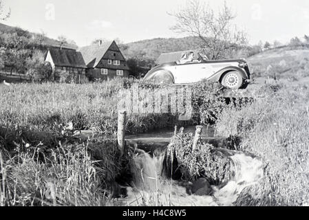 Ein Ausflug mit dem Ford Eifel, Deutsches Reich 1930er Jahre. Une excursion avec la Ford Eifel, Allemagne 1930 Banque D'Images