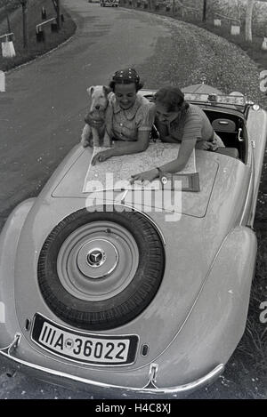 Ein Ausflug nach Hirschhorn am Neckar, Deutsches Reich 1930er Jahre. Une excursion à Hirschhorn à côté du Neckar, Allemagne 1930 Banque D'Images