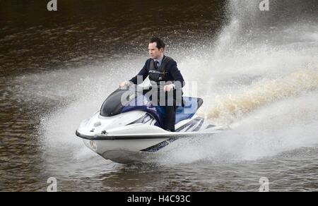 Le comédien Jimmy Carr rides un jet ski à Whitby Harbour comme Jeremy Clarkson's nouveau spectacle Le Grand Tour des films dans la ville balnéaire. Banque D'Images