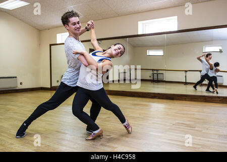 À l'embargo Samedi 15 Octobre 0001 Strictly Come Dancing couple Claudia Fragapane et partenaire AJ Pritchard répéter dans un studio de danse à Bristol. Banque D'Images