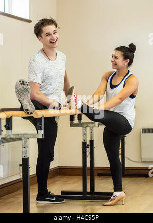 À l'embargo Samedi 15 Octobre 0001 Strictly Come Dancing couple Claudia Fragapane et partenaire AJ Pritchard étirer comme ils répètent dans un studio de danse à Bristol. Banque D'Images