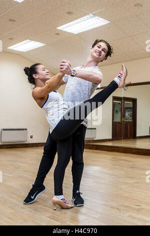 À l'embargo Samedi 15 Octobre 0001 Strictly Come Dancing couple Claudia Fragapane et partenaire AJ Pritchard répéter dans un studio de danse à Bristol. Banque D'Images