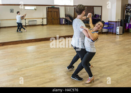 À l'embargo Samedi 15 Octobre 0001 Strictly Come Dancing couple Claudia Fragapane et partenaire AJ Pritchard répéter dans un studio de danse à Bristol. Banque D'Images