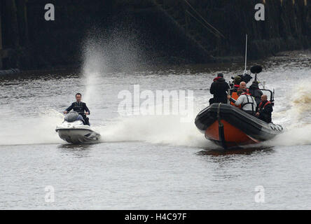 Le comédien Jimmy Carr rides un jet ski à Whitby Harbour comme Jeremy Clarkson's nouveau spectacle Le Grand Tour des films dans la ville balnéaire. Banque D'Images