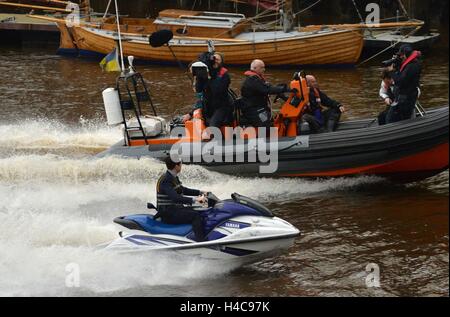 Le comédien Jimmy Carr rides un jet ski à Whitby Harbour comme Jeremy Clarkson's nouveau spectacle Le Grand Tour des films dans la ville balnéaire. Banque D'Images