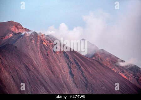 Italie Sicile Iles Eoliennes Île Stromboli le cratère du volcan lors d'une éruption après le coucher du soleil Banque D'Images