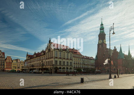 L'automne brumeux matin à place du marché de la vieille ville de Wroclaw, la Basse Silésie, Pologne. Banque D'Images