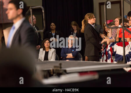 Acteur Jamie Lee Curtis regarder Hillary Clinton rassemblement le 25 mai 2016 à Buena Park, en Californie. Banque D'Images