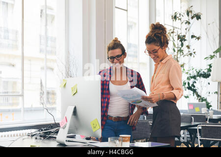 Deux femmes travaillant ensemble dans office Banque D'Images