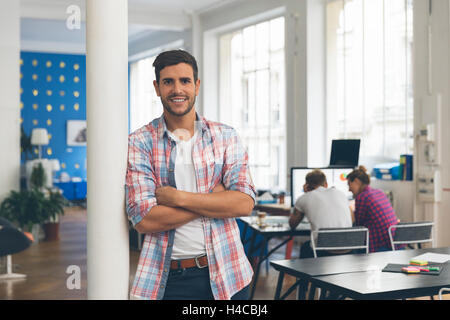 Portrait of a handsome designer dans le bureau Banque D'Images
