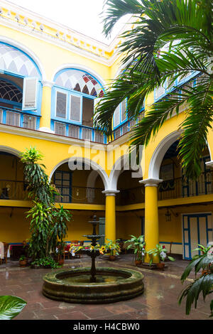 Cour intérieure de l'Casa del Marqués de Aguas Claras, restaurant, palace de l'époque coloniale, la plaza de la Catedral, vieille ville historique de La Havane, centre, Habana Vieja, Cuba, les Grandes Antilles, dans les Caraïbes, en Amérique centrale, l'Amérique, Banque D'Images