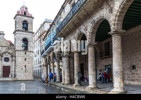 Palais de l'époque coloniale, la Casa del Conde de Lombillo et la Casa del Marqués de Arcos, Plaza de la Catedral, sur la gauche la tour de la cathédrale, dans le pilier la statue Antonio Gades, rouleau de compensation espagnol, chorégraphe et directeur de ballet, Skul Banque D'Images