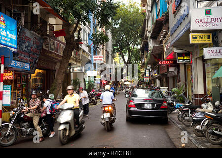 Scooter dans le trafic Hanoi Banque D'Images