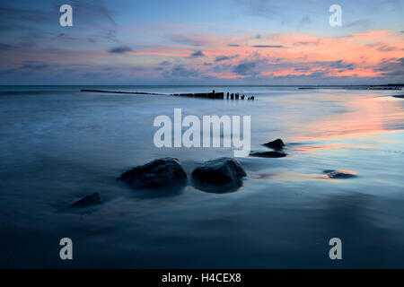 Le Danemark, l'île M°n, Klintholm Havn, coucher de soleil, plage, épi, blocs erratiques Banque D'Images