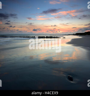 Le Danemark, l'île M°n, Klintholm Havn, coucher de soleil, plage, épis Banque D'Images