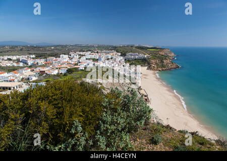 Vue sur Burgau vu depuis le sentier du littoral à l'Atlantique, à Luz, vers Salema le long de l'impressionnante côte rock dans le Parc Naturel du Sud-Ouest Alentejano et Costa Vicentina, Algarve, Portugal, Europe Banque D'Images