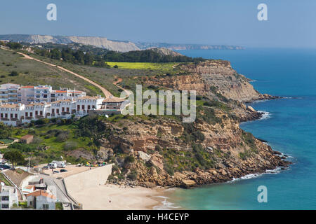 Vue sur Burgau vu depuis le sentier du littoral à l'Atlantique, à Luz, vers Salema le long de l'impressionnante côte rock dans le Parc Naturel du Sud-Ouest Alentejano et Costa Vicentina, Algarve, Portugal, Europe Banque D'Images