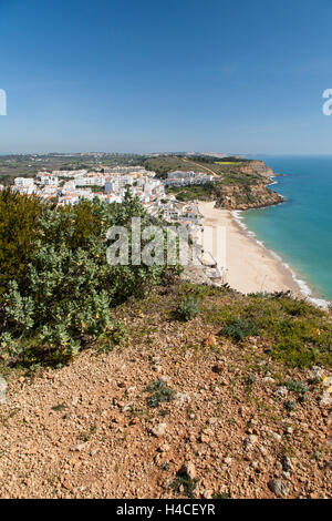 Vue sur Burgau vu depuis le sentier du littoral à l'Atlantique, à Luz, vers Salema le long de l'impressionnante côte rock dans le Parc Naturel du Sud-Ouest Alentejano et Costa Vicentina, Algarve, Portugal, Europe Banque D'Images