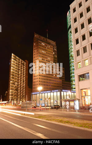 Allemagne, Berlin, Potsdamer Platz, Tour Kollhoff, nuit Banque D'Images