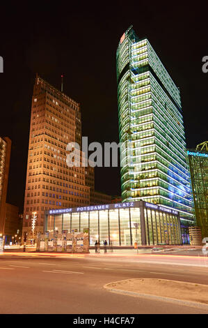 Allemagne, Berlin, Potsdamer Platz, Bahn Tower, nuit Banque D'Images