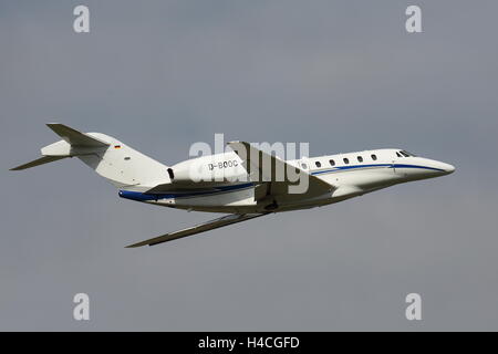 750 Cessna Citation X D-BOOC, au départ de l'aéroport de Londres Luton, Royaume-Uni Banque D'Images