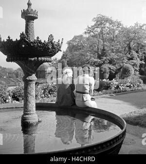 Zwei Frauen sitzen une einem Brunnen dans der Wilhelma à Stuttgart, Deutschland 1930er Jahre. Deux femmes assises par une fontaine à jardins Wilhelma à Stuttgart, Allemagne 1930. Banque D'Images