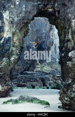 Un passage de la mer sur la plage de Rolvenden à Cornwall à marée basse. Banque D'Images