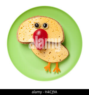 Poulet rigolo fait de pain et de fromage sur la plaque Banque D'Images