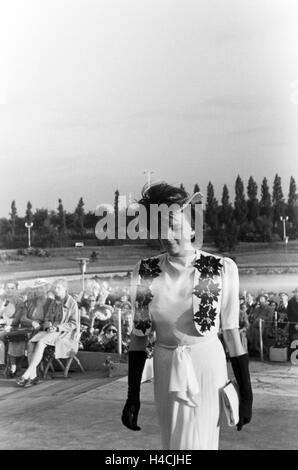 Ein Besuch der Wiener Modenschau, Deutsches Reich 1930er Jahre. Visiter le fashion show de Vienne, l'Allemagne 1930 Banque D'Images