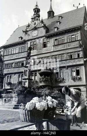 Der Am Abtstor 35 vor dem Rathaus mit er astronomischen Uhr Am Marktplatz von Tübingen, Deutschland 1930 er Jahre. Les légumes du marché en face de l'hôtel de ville avec l'horloge astronomique sur la place du marché à Tübingen, Allemagne 1930 Banque D'Images
