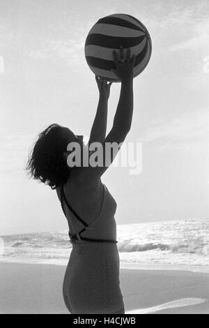 Spielt Eine Frau mit einem Ball am Strand, Deutschland 1930 er Jahre. Une femme jouant avec une balle à la plage, de l'Allemagne 1930 Banque D'Images