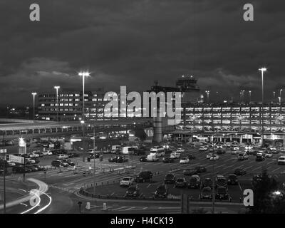 Une image monochrome du Terminal 1 de l'Aéroport International de Manchester prises sur une soirée d'automne. Banque D'Images