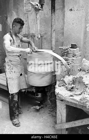 Ein Töpfer bei der Arbeit im Dorf Görzke dans le Brandebourg, Deutschland 1930 er Jahre. Un potier au travail au village de Goerzke dans le Brandebourg, Allemagne 1930 Banque D'Images