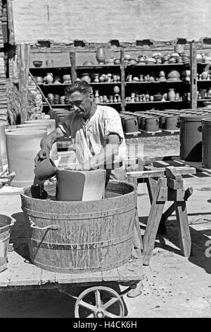 Ein Töpfer bei der Arbeit im Dorf Görzke dans le Brandebourg, Deutschland 1930 er Jahre. Un potier au travail au village de Goerzke dans le Brandebourg, Allemagne 1930 Banque D'Images