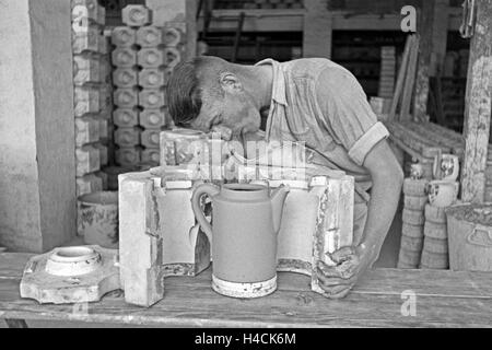 Ein Töpfer bei der Arbeit im Dorf Görzke dans le Brandebourg, Deutschland 1930 er Jahre. Un potier au travail au village de Goerzke dans le Brandebourg, Allemagne 1930 Banque D'Images