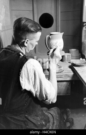 Ein Töpfer bei der Arbeit im Dorf Görzke dans le Brandebourg, Deutschland 1930 er Jahre. Un potier au travail au village de Goerzke dans le Brandebourg, Allemagne 1930 Banque D'Images