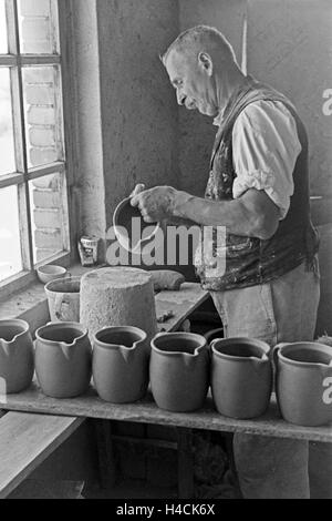 Ein Töpfer bei der Arbeit im Dorf Görzke dans le Brandebourg, Deutschland 1930 er Jahre. Un potier au travail au village de Goerzke dans le Brandebourg, Allemagne 1930 Banque D'Images