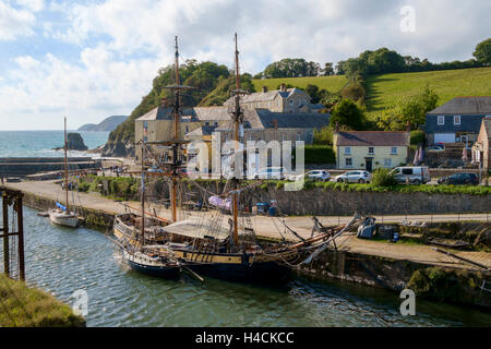 Port de Charlestown, Cornwall, UK avec de grands navires amarrés dans le port Banque D'Images